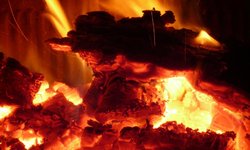 Zakaz spalania zanieczyszczonego drewna